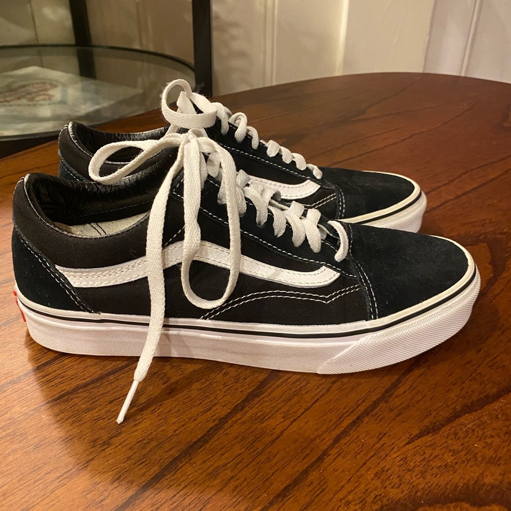 Vans Old Skool sneakers in black & white size 8.0- 24.5 cm